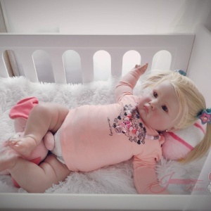muñeca bebe hiperrealista Leticia